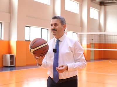 Tokat Belediye Başkanı Eyüp Eroğlu, Tokat Belediyesi tarafından inşa edilen ve kısa süre önce kullanıma açılan Perakende Kapalı Spor Salonu’nda incelemelerde bulunarak Tokatlı gençleri spor yapmaya davet etti.